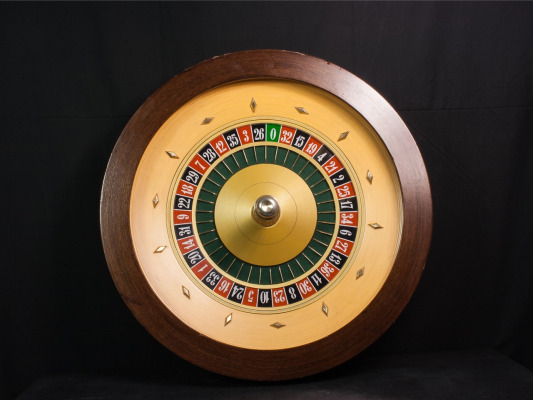 Live roulette wheel at Evolution Singapore online casino
