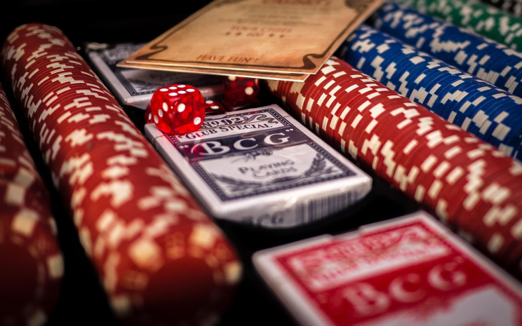 Live blackjack card game with croupier for Singapore players