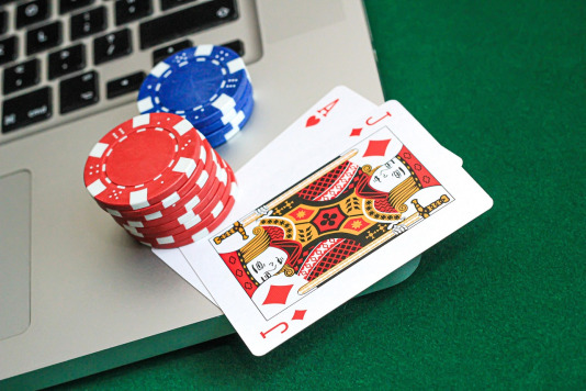 Dragon tiger live card game at Evolution Singapore casino
