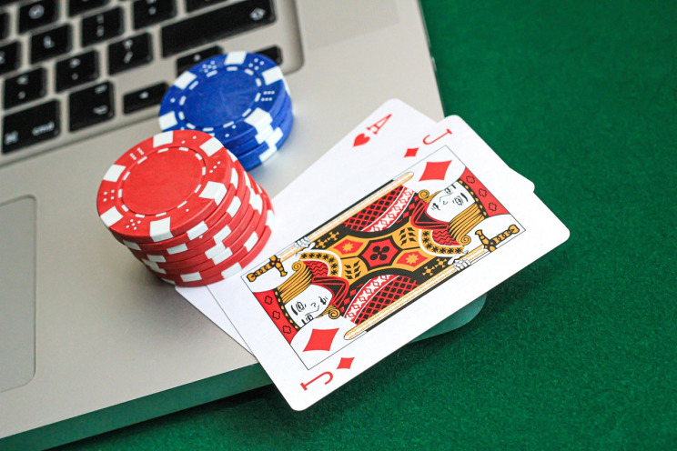 Dragon tiger card game playing cards at Evolution live casino